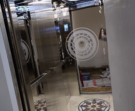 Gương trong cabin thang máy