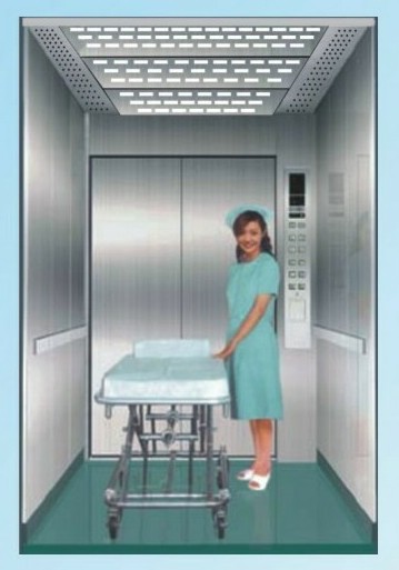 Kỹ thuật viên Thuận Phong lắp đặt thang máy