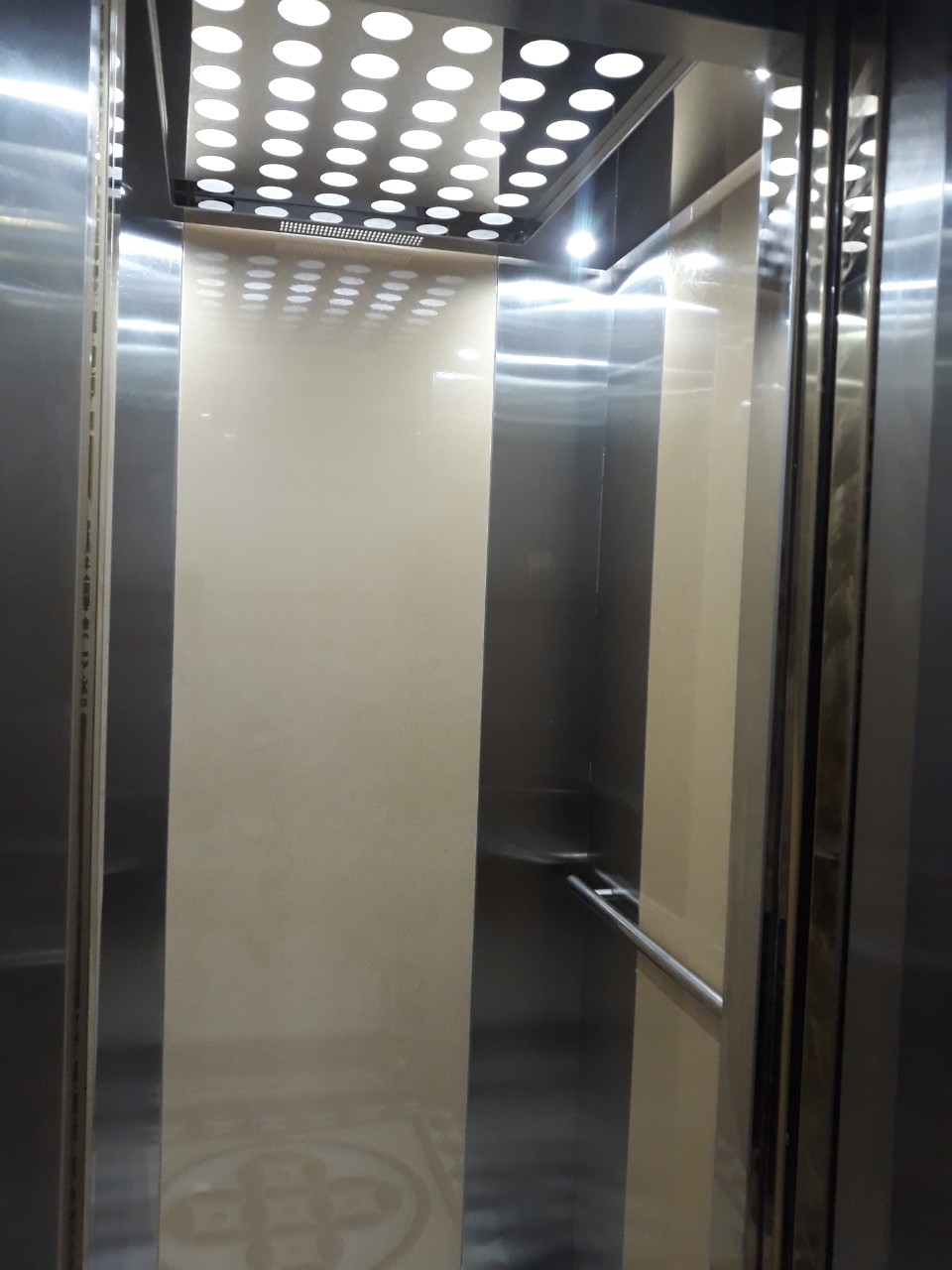 Cabin thang máy hoàn thiện