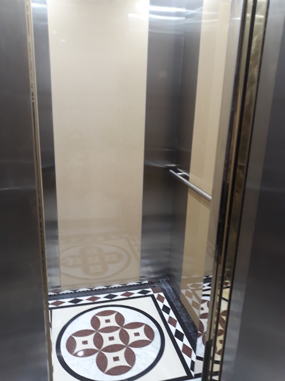 Cabin thang máy gia đình kính cường lực